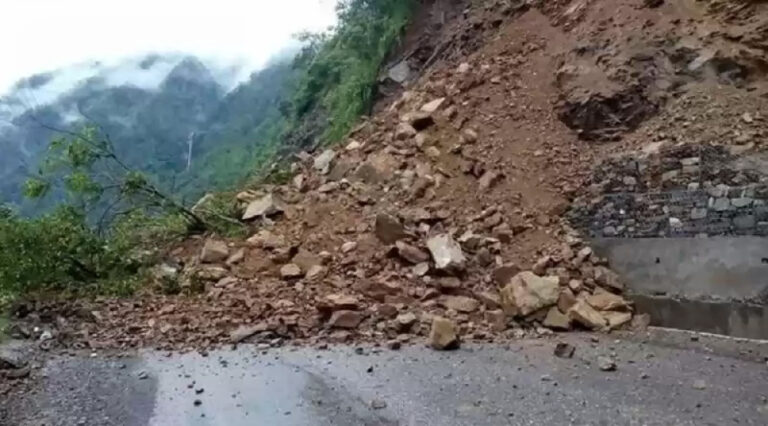 पहिरोले साँफे-मार्तडी राजमार्ग अवरुद्ध, यात्रु अलपत्र