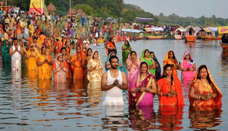 आज छठ पर्वको मुख्य दिन, अस्ताउँदो सूर्यलाई अर्घ दिइँदै