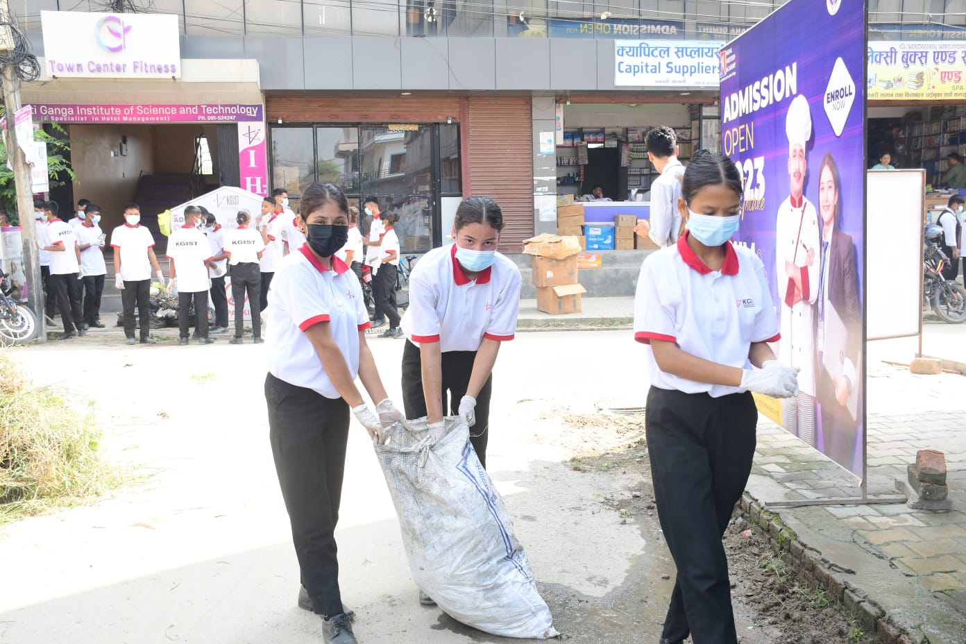 केजिष्टले गर्यो सन्तोषीटोलमा सरसफाईं 