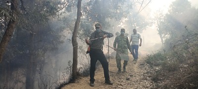 अझै नियन्त्रणमा आएन डडेल्धुराको ऋषि वनमा लागेको डढेलो, निभाउने प्रयास हुँदै 