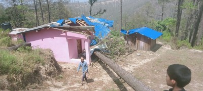 हावाहुरीले रुख ढल्दा डडेल्धुराको एक सामुदायिक स्वास्थ्य युनिटकाे भवनमा क्षति