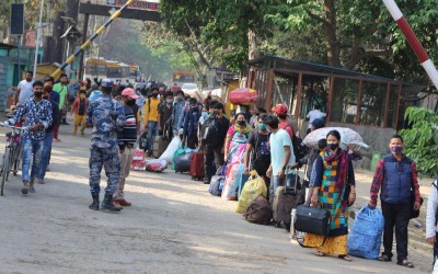 सुदूरपश्चिमका नाकाबाट स्वदेश फर्कनेको लर्को, एकैदिन आए २ हजार १३२ 