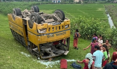 कैलालीको गोदावरीमा २७  विद्यार्थी बोकेको स्कुल बस दुर्घटना