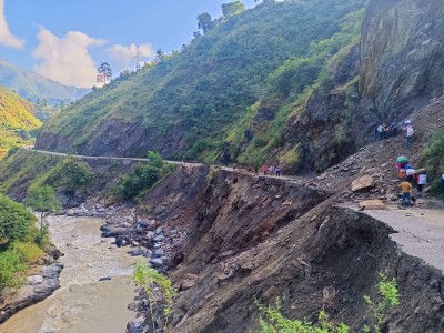 रडुवामा सुख्खा पहिरो खस्दा डडेल्धुरा-डोटी जोड्ने केआईसिंह राजमार्ग अवरुद्ध