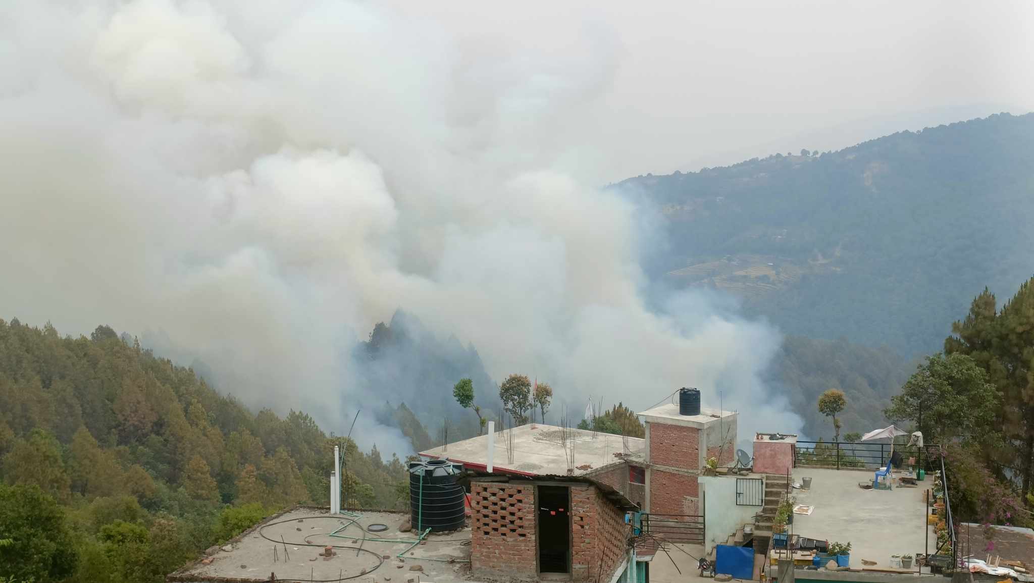 डडेल्धुराको ऋषि वनमा लागेको डढेलो नियन्त्रण बाहिर,  प्रहरीले माग्यो स्थानीयको सहयोग