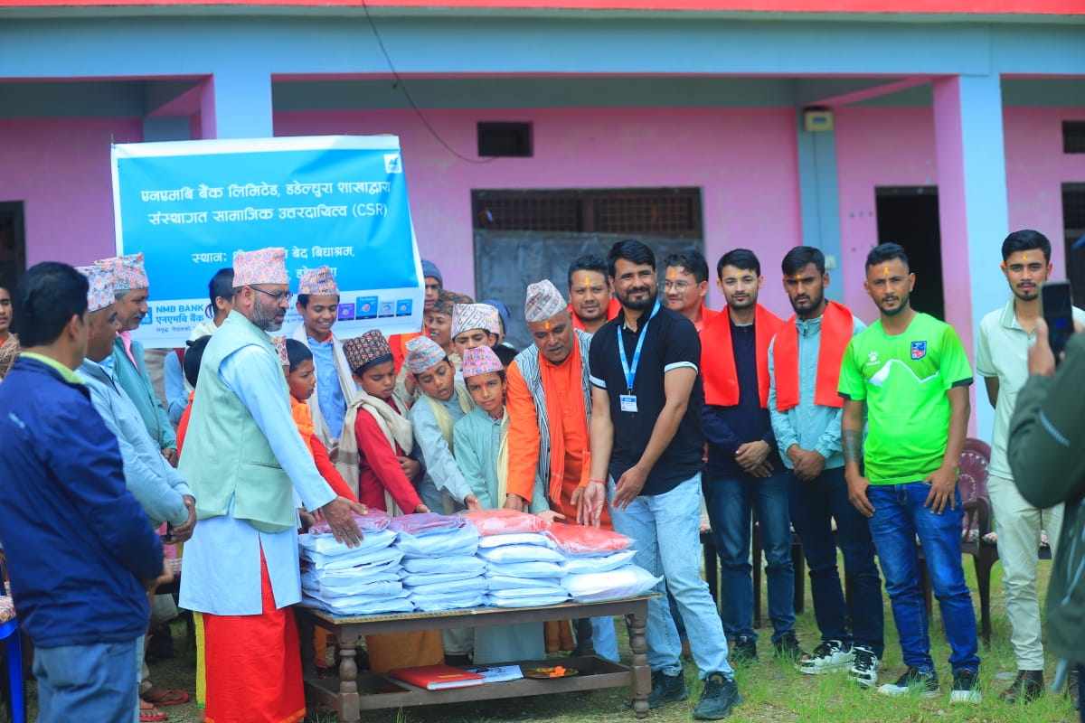 एनएमबी बैंक डडेल्धुराद्वारा उग्रतारा वेद विद्याश्रममा सहयोग, ६१ हजारका लुगा वितरण