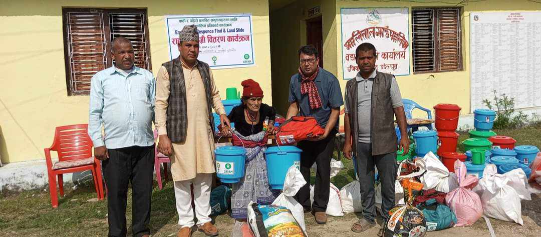 डडेल्धुराको आलितालका पहिरो र बाढी प्रभावितलाई राहत वितरण