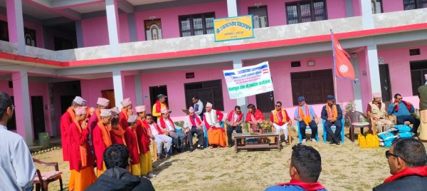 डडेल्धुरामा मनाइयो निजामती कर्मचारी युनियनको स्थापना दिवस, फलफूल र भोजन दान