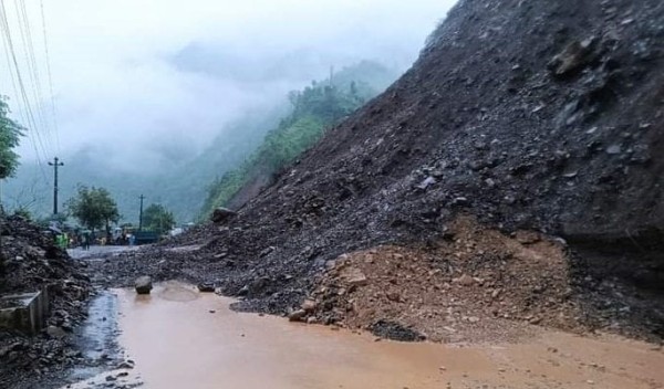 बझाङको बालुवाटारमा पहिरो, सडक अवरुद्ध