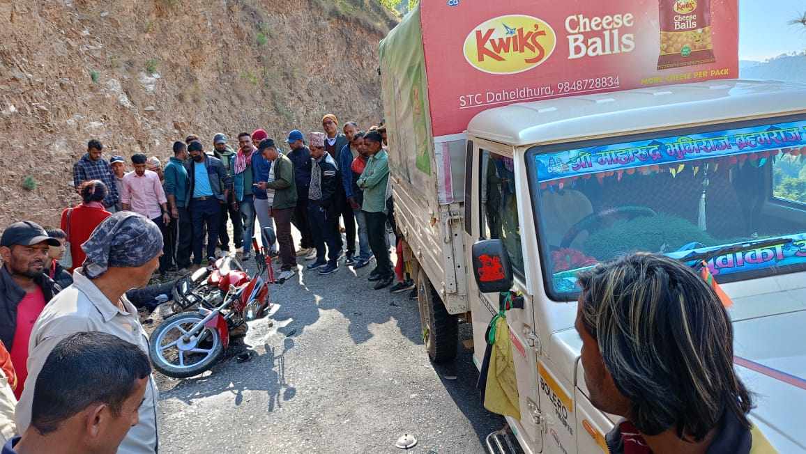 बैतडीमा जीप र मोटरसाइकल ठोक्किँदा एक घाइते, डडेल्धुराका चालक नियन्त्रणमा