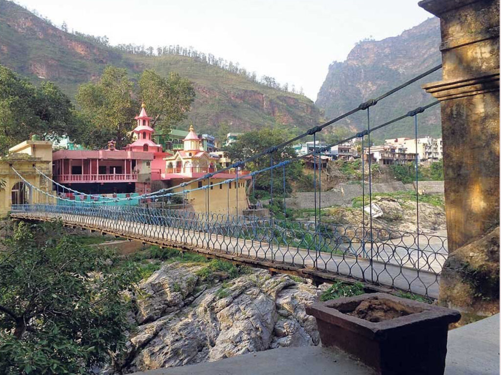 दसैँ मनाउन भारतबाट घर फर्किरहेका धामी महाकालीमा खसे