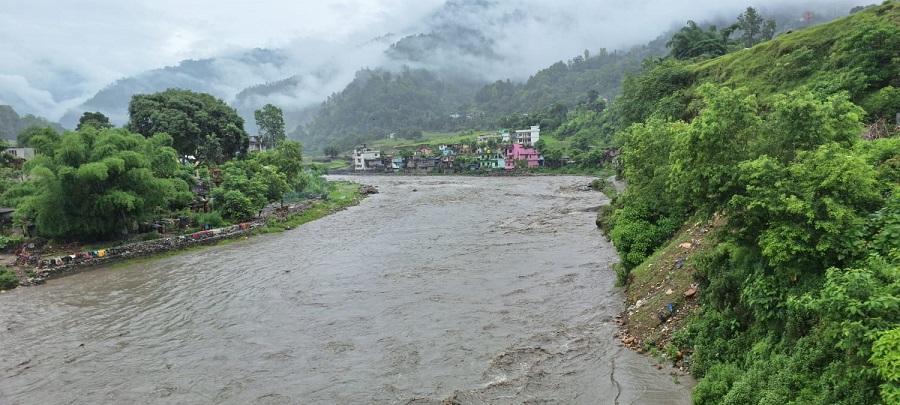 दार्चुलामा बाढीको जोखिममा परेका १४ परिवार विस्थापित