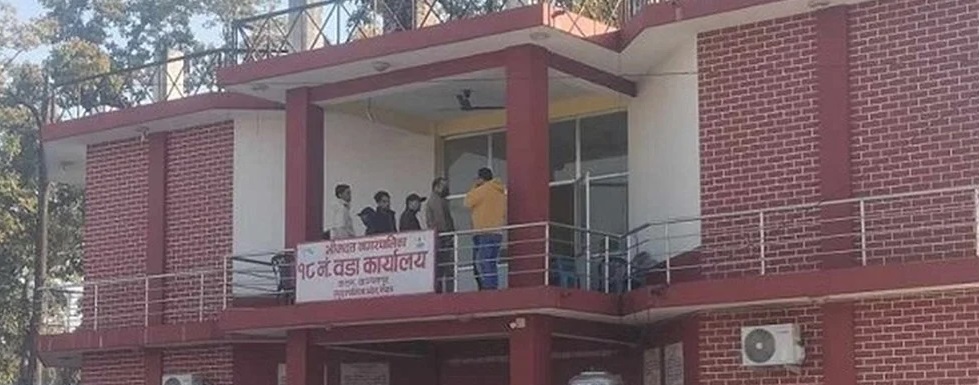 भीमदत्त नगरपालिकाको वडा कार्यालयभित्र युवती मृत भेटिइन्