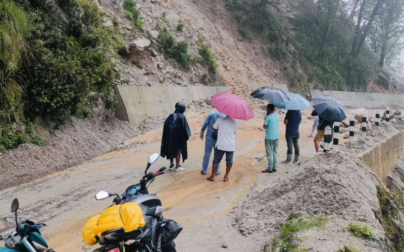 डडेल्धुराको साहुखर्कमा पहिरो, भीमदत्त राजमार्ग अवरुद्ध