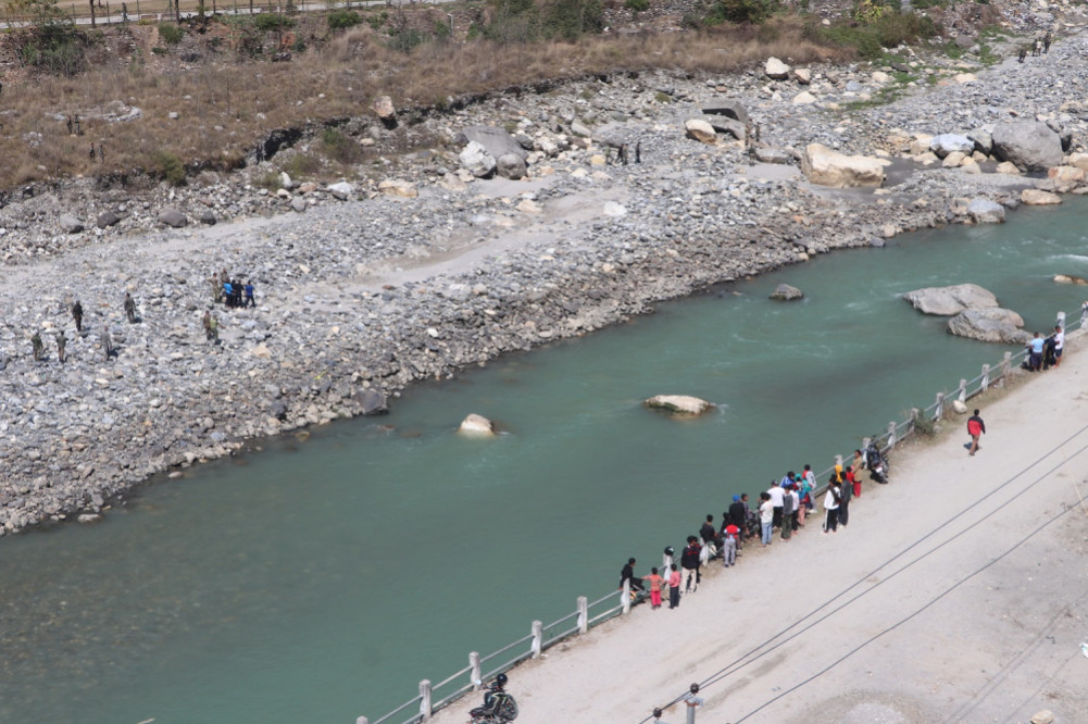 दार्चुलामा महाकाली तरेर थुनुवा पारी भागे, समात्न गएका प्रहरी लडेर अस्ताए